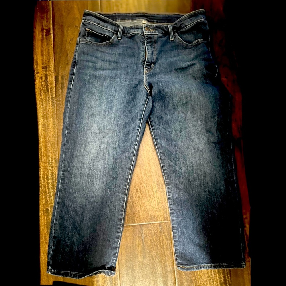 CROP LEVIS- great condition. Only worn once. Sz 16